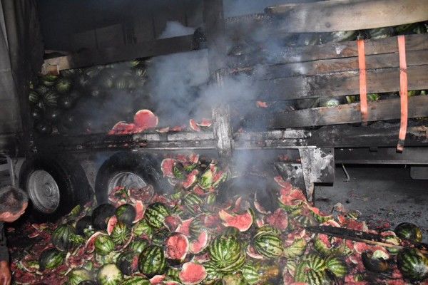 На Херсонщине горящую фуру тушили арбузами