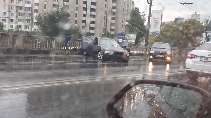 Автомобиль BMW едва не упал с моста в центре столицы
