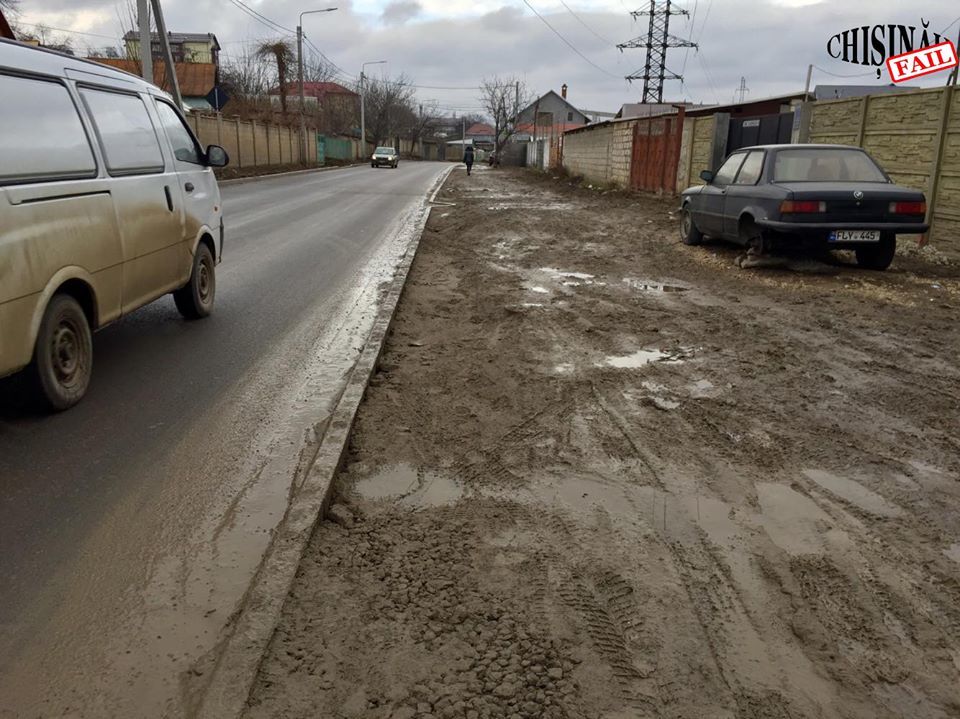 Жители Дурлешт возмущены состоянием тротуара