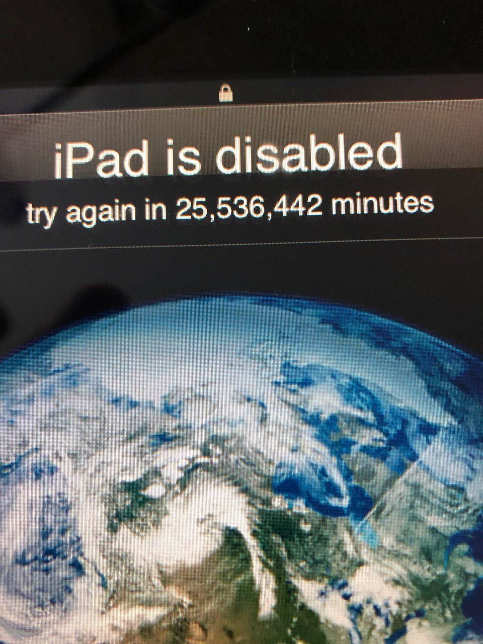 Ребенок заблокировал iPad почти на полвека