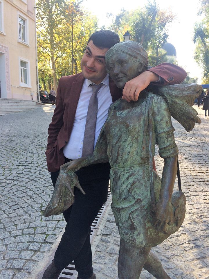 Fotografii amuzante la monumentul îndrăgostiților din Chișinău. „Mi-am adus tigaia de-acasă”