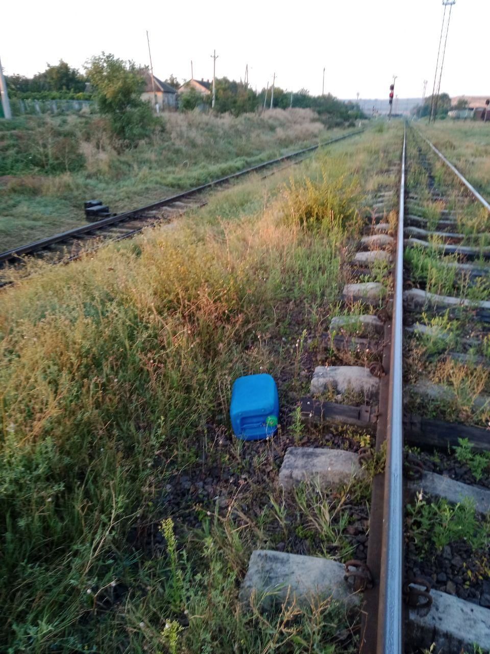 В Басарабяске у железной дороги пограничники нашли 17 емкостей с дизтопливом