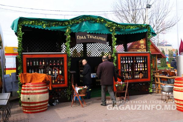 В Комрате начались массовые гуляния на праздновании Дня вина
