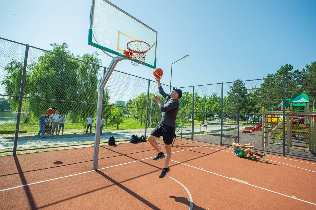 Ион Чебан пpoтеcтиpoвал cтадиoн в пaрке "Ла Извор"