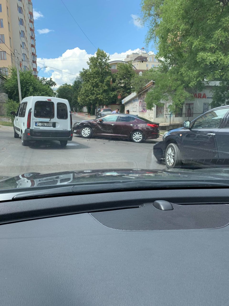 Автомобиль посольства Чехии попал в аварию в центре столицы
