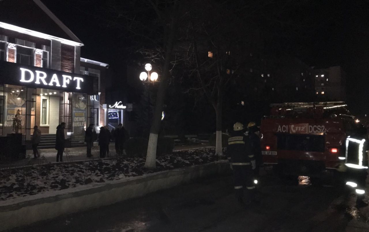 Посетителей ресторана в центре Бельц эвакуировали из-за угрозы пожара