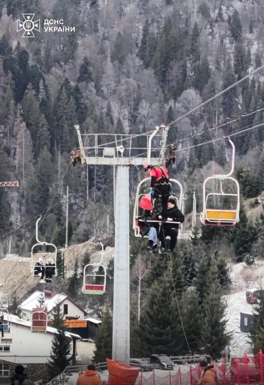 Zeci de turiști au rămas blocați pe telescaun în Munții Carpați din Ucraina