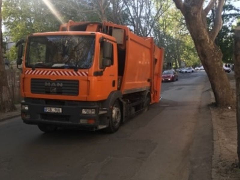 Мусоровоз провалился под асфальт в центре Кишинева