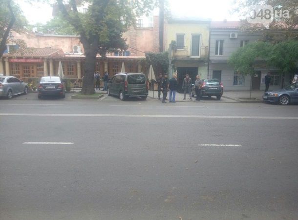 В Одессе мужчина останавливал маршрутку стрельбой