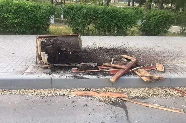 ДТП в Вулканештах: машина снесла цветочный вазон