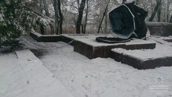 Жители Днепра разрезали памятник Неизвестному офицеру