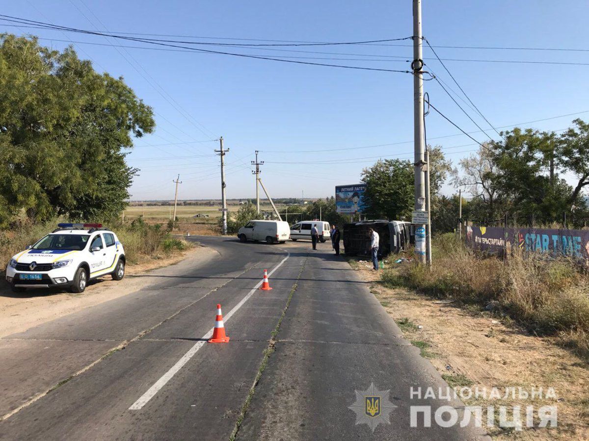 Под Одессой перевернулась маршрутка с туристами: 11 пострадавших