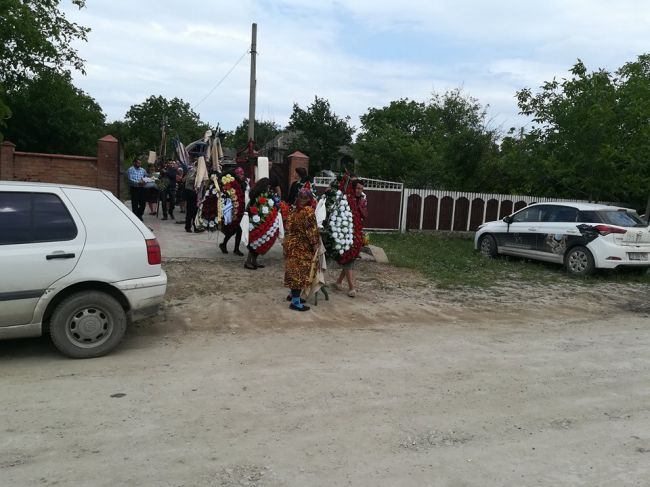 Прошли похороны мужчины, застрелившегося в офисе кредитной компании