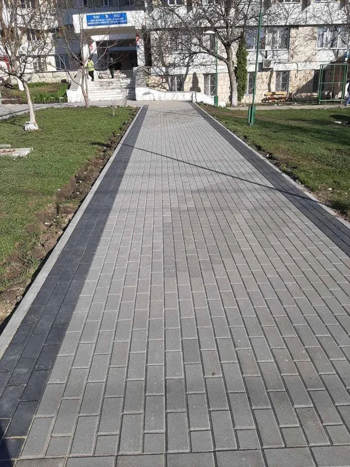 На Ботанике завершается ремонт тротуара на улице Буребиста
