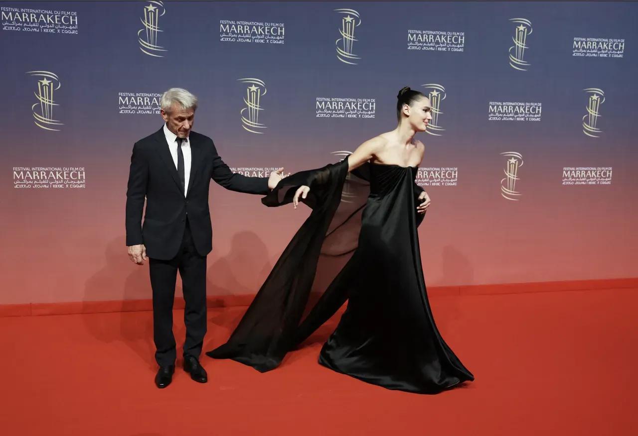 Actorul Sean Penn și iubita sa din Moldova au debutat spectaculos pe covorul roșu