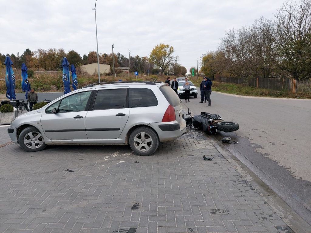 В Сынжерейском районе мотоциклист врезался в припаркованную машину