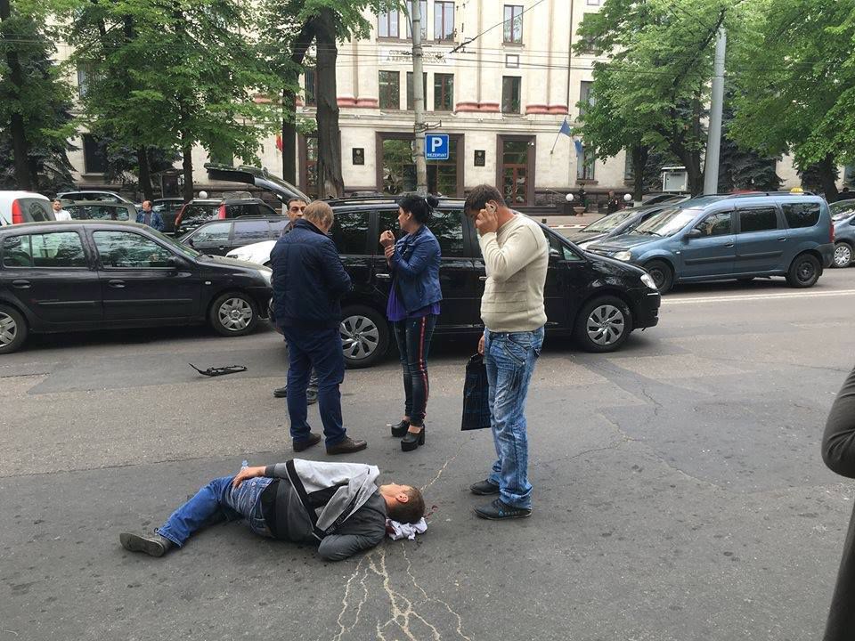 Un tânăr a fost lovit din plin în timp ce traversa neregulamentar bd. Ștefan cel Mare