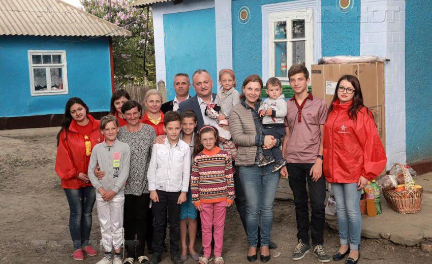Додон вручил ключи от нового дома многодетной семье