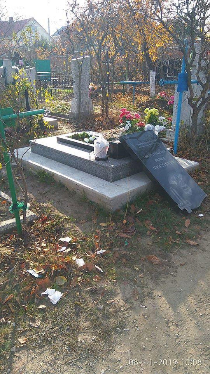 На кладбище в Дурлештах вандалы разрушили могилу