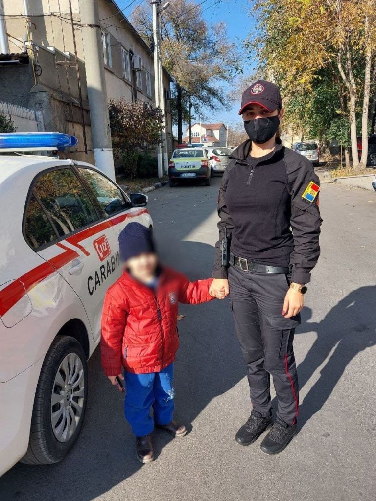В Бельцах карабинеры помогли заблудившемуся малышу найти родителей