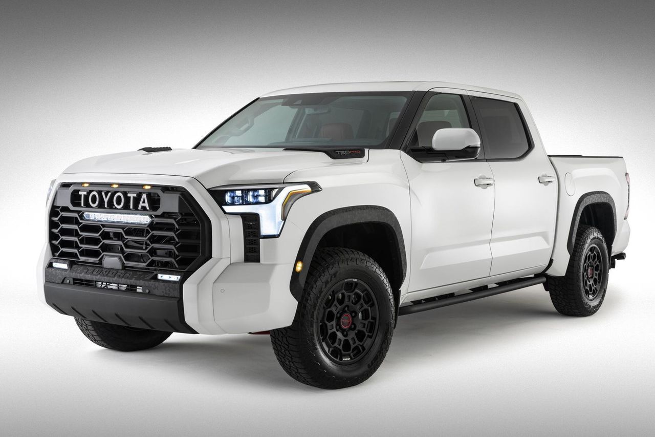 Toyota частично раскрыла салон новой Tundra