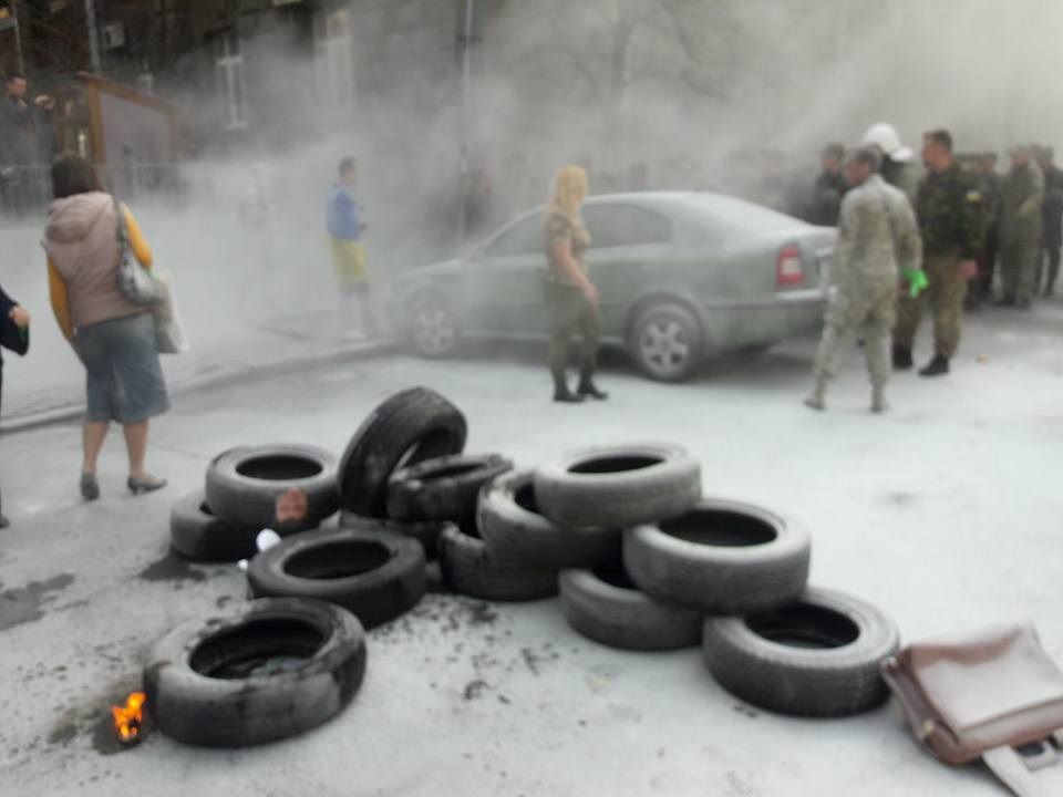 Автомайдан зажег шины под Администрацией Порошенко