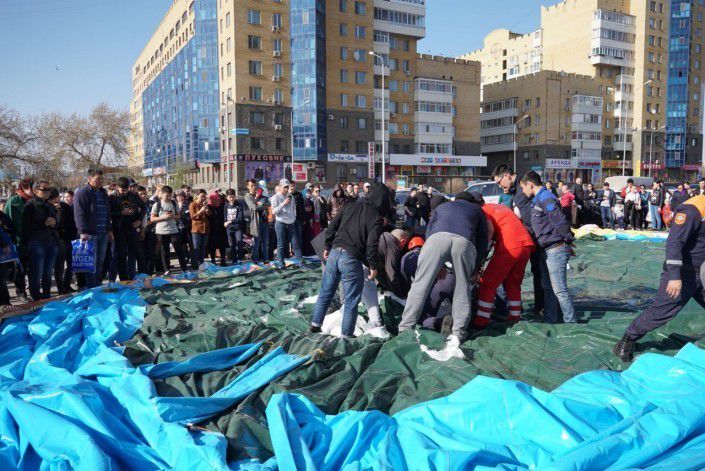 Сильный ветер сорвал батут с детьми в Астане, пятеро пострадали