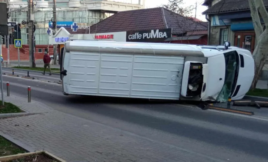 Accident în Capitală: Un microbuz s-a răsturnat după ce s-a tamponat cu o altă mașină