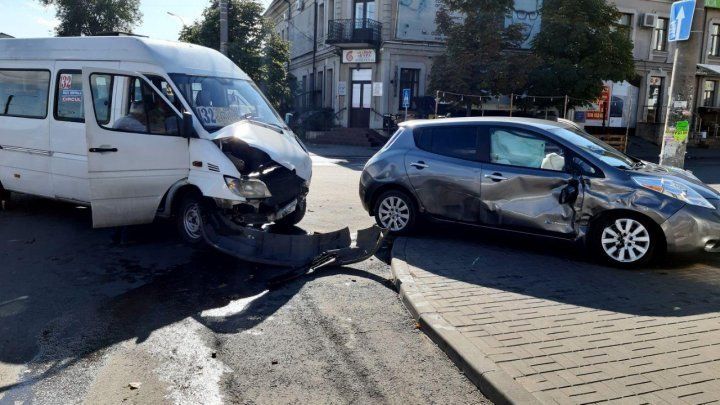 В Кишинёве столкнулись легковой автомобиль и маршрутка: есть пострадавшие