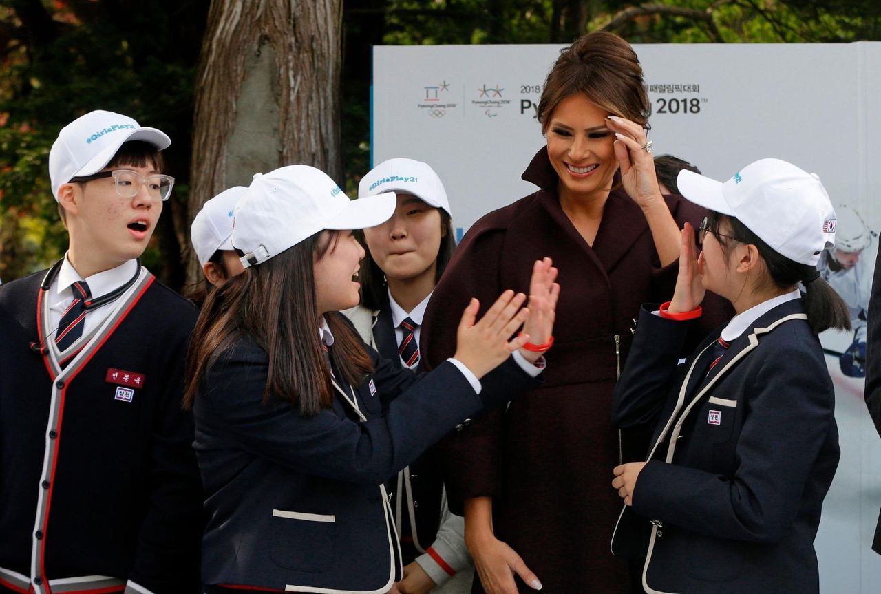 Melania Trump, lecție de stil în China. Le-a dat din nou peste nas designerilor americani