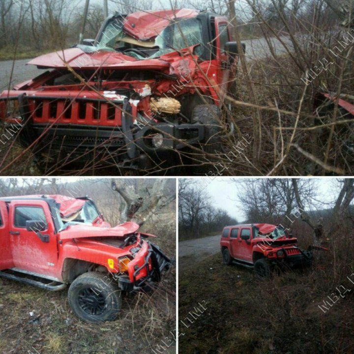 В Каменском районе Хаммер врезался в дерево: машина сильно повреждена