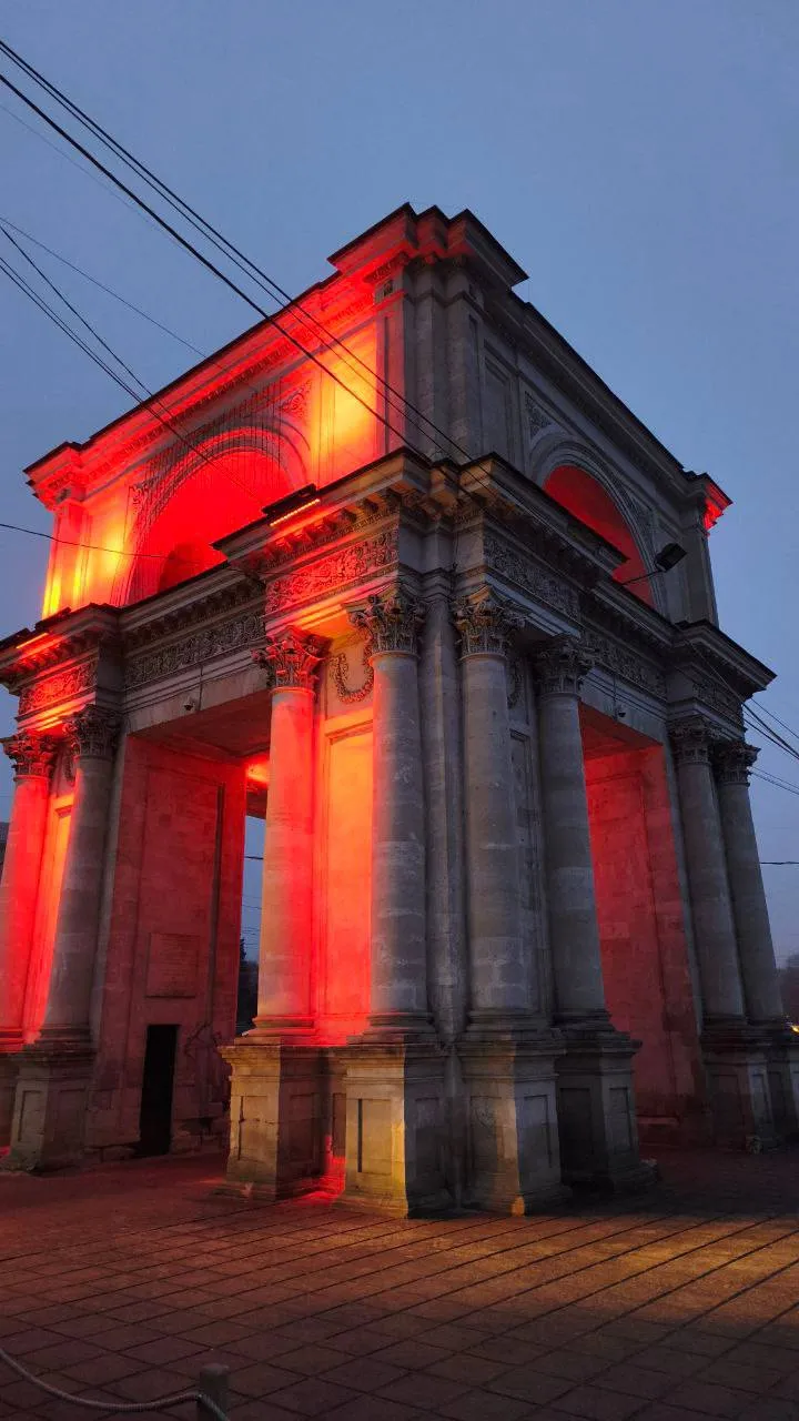 Arcul de Triumf din Chișinău, iluminat în roșu cu ocazia Anului Nou Chinezesc