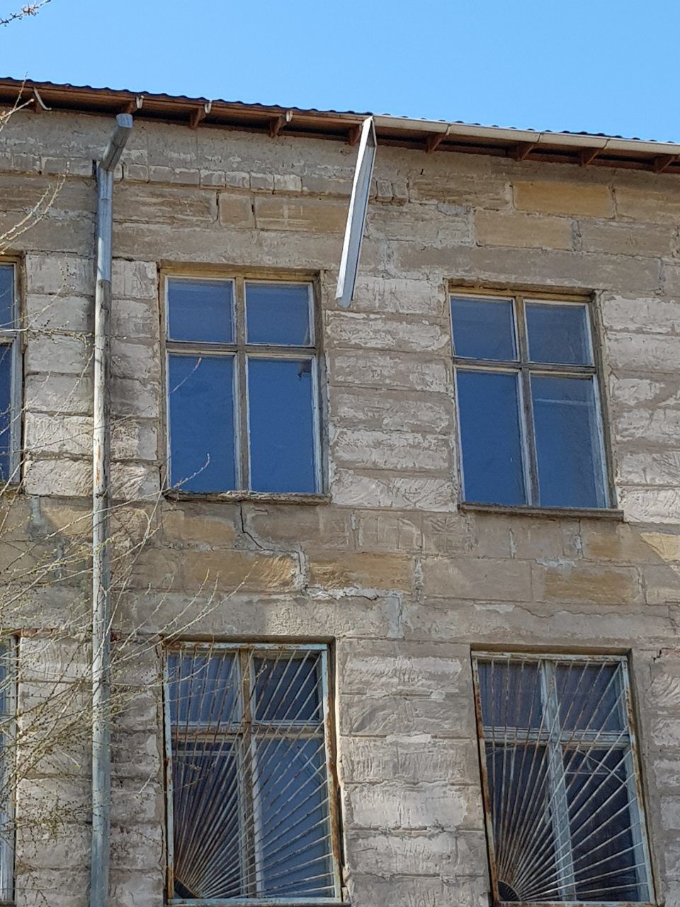 В отремонтированном здании столичной школы рушится крыша