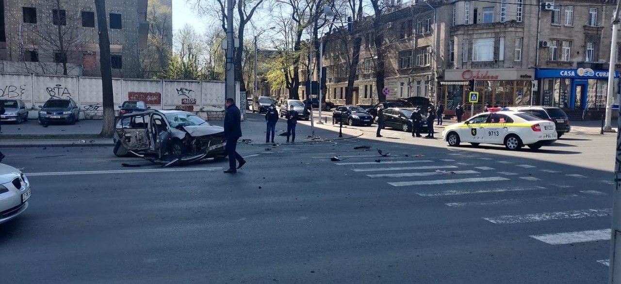 В центре Кишинева столкнулись две легковушки