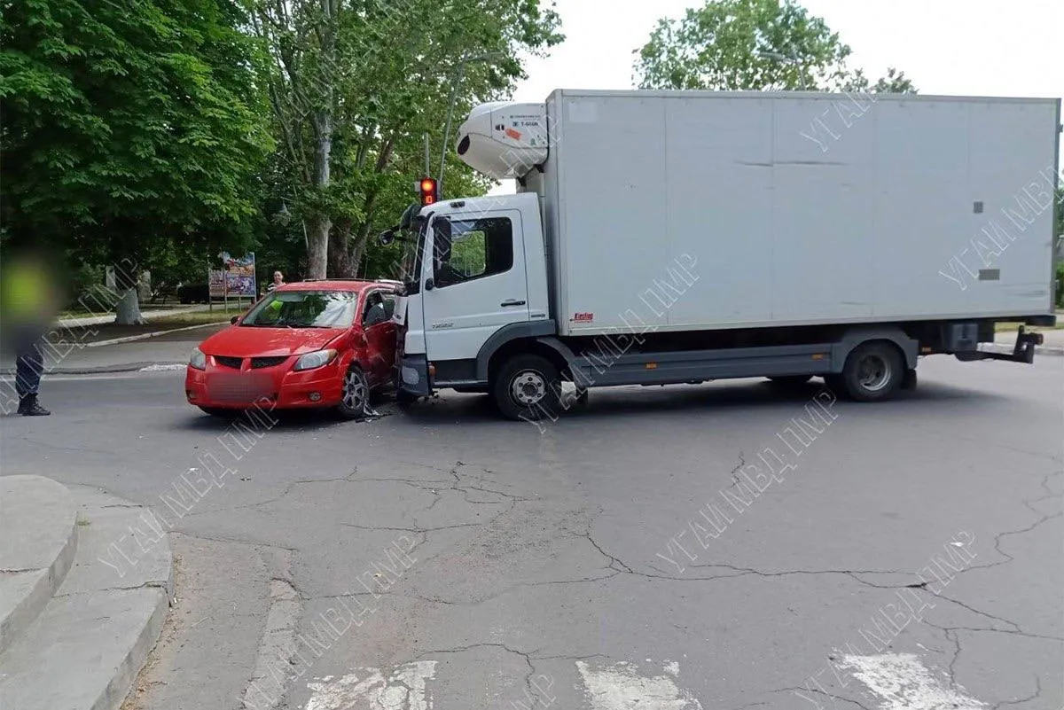В Рыбнице водитель проехал на "красный" и столкнулся с грузовиком