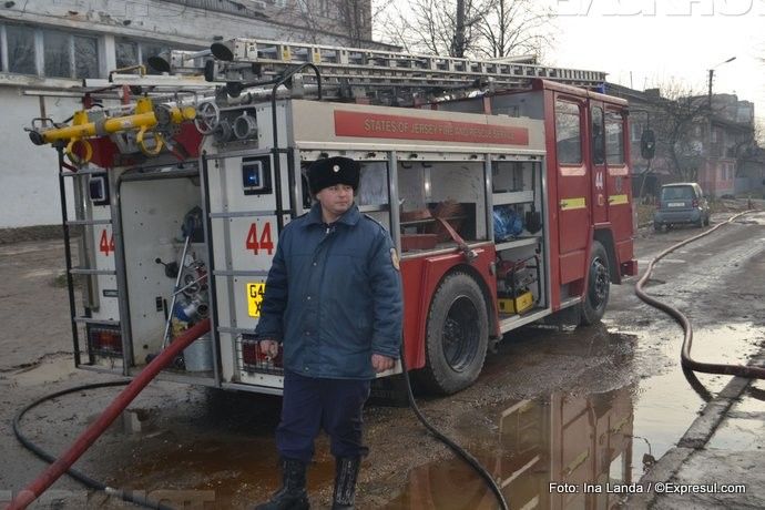В Унгенах автомобиль сгорел прямо во дворе дома