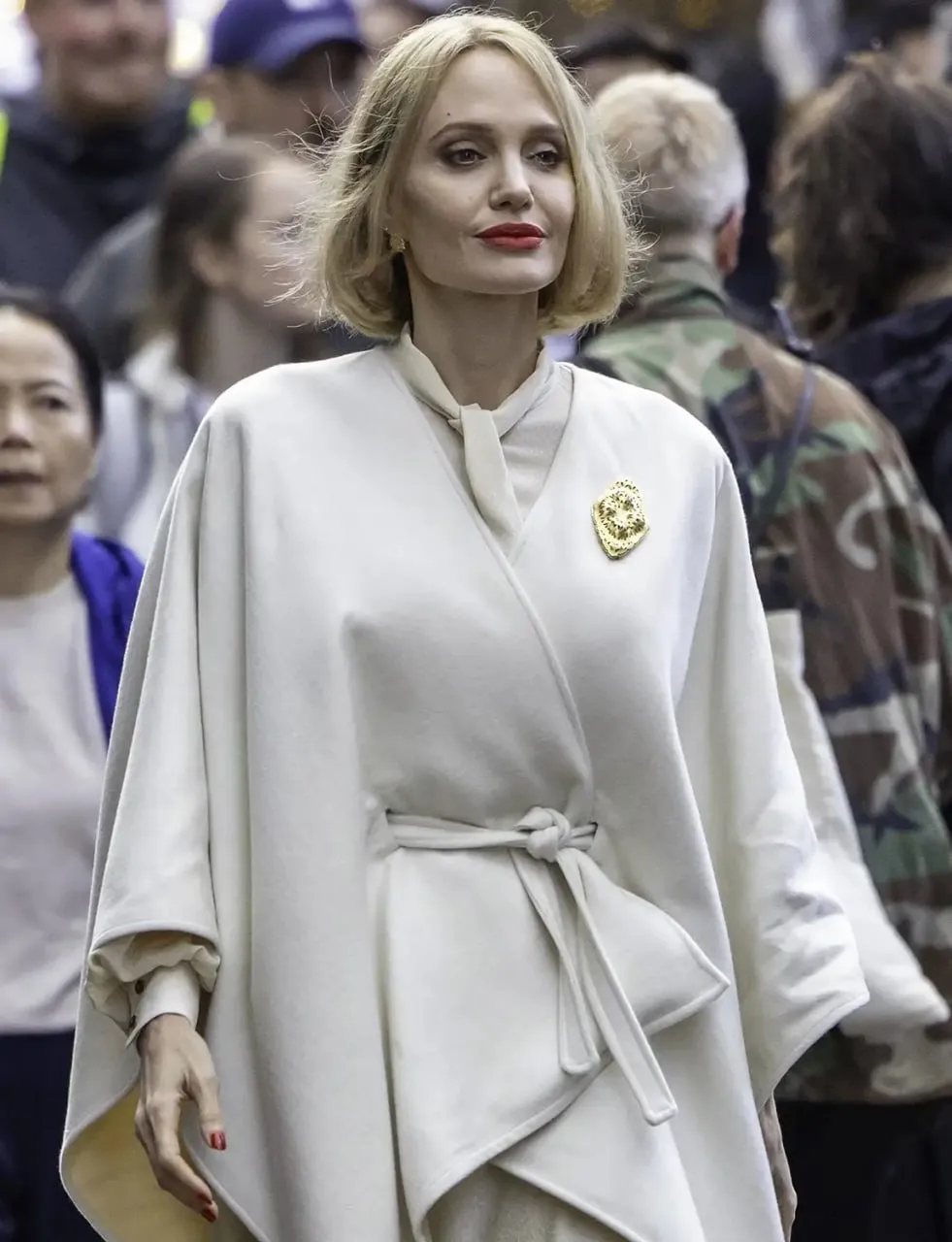 Angelina Jolie a apărut în public cu un stil complet nou