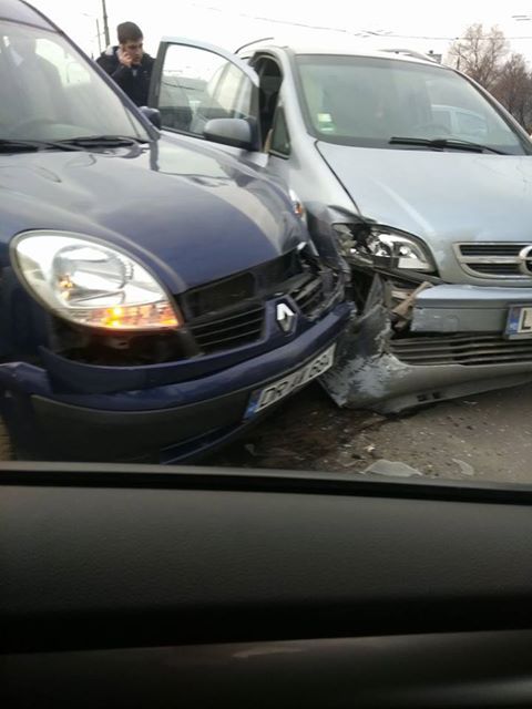 Un Opel şi un Renault nu au putut împarţi carosabilul