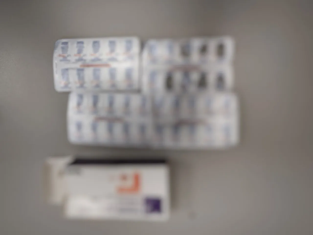 Trei nerezidenți, documentați pentru tentative de transport ilicit de bijuterii, substanțe psihotrope și tutun