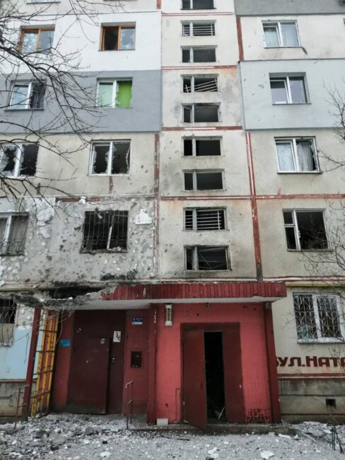 Снаряд попал в жилой дом в Харькове