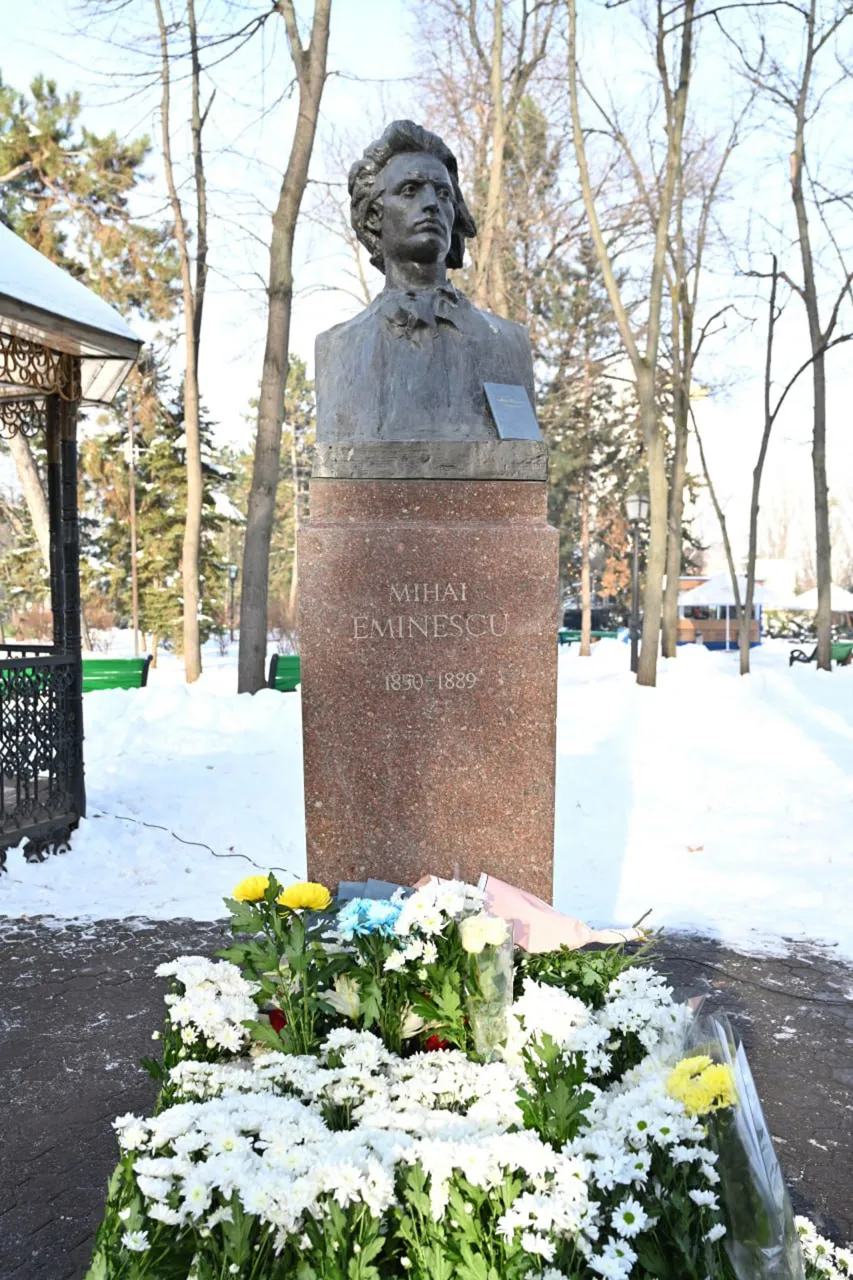 В Молдове отметили 174-ю годовщину со дня рождения поэта Михая Эминеску