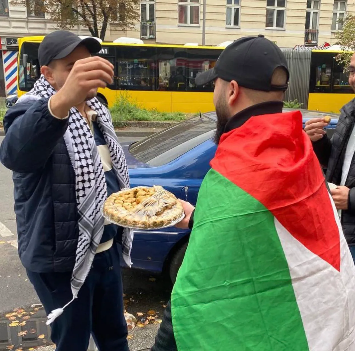 В Берлине пропалестинские активисты раздавали пахлаву, "празднуя" нападение на Израиль