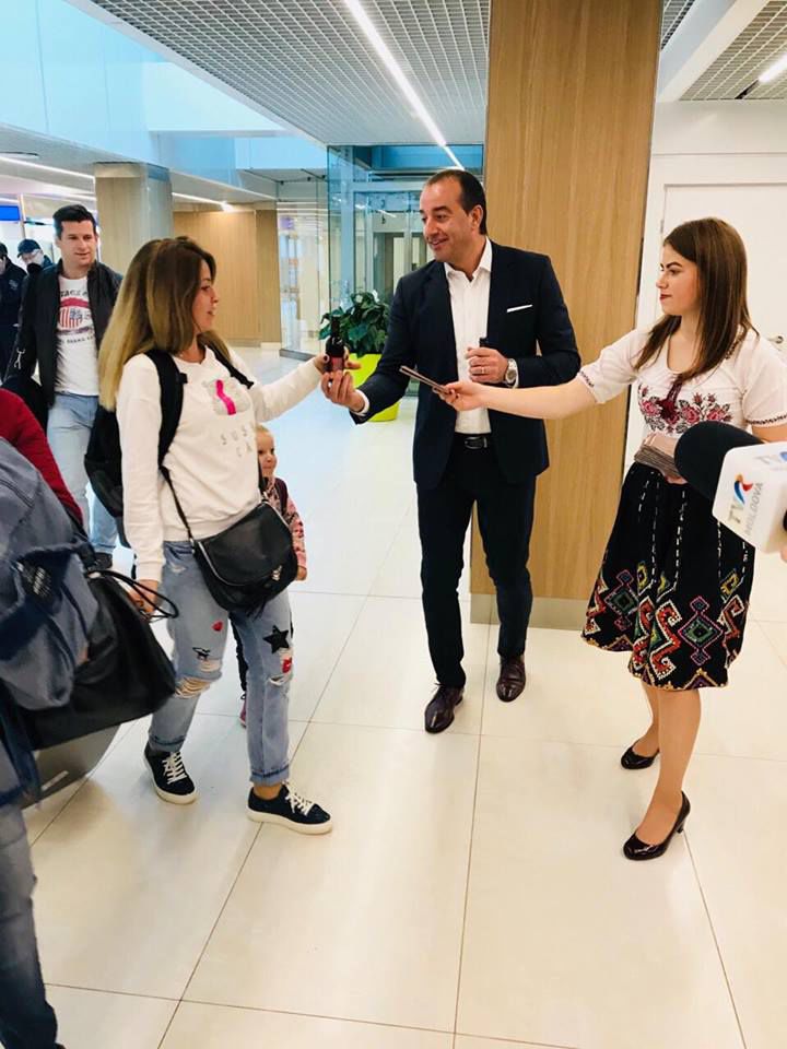 Turiști întâmpinați festiv la Aeroportul Chișinău, în ajunul Zilei Naționale a Vinului