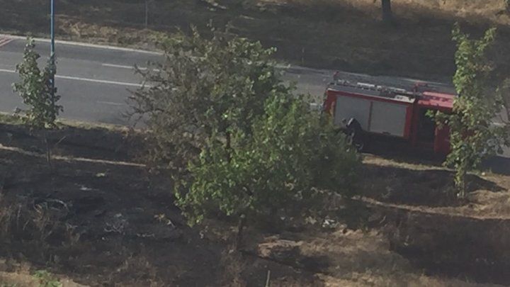 Incendiu de vegetaţie în curtea unui bloc de locuit din sectorul Buiucani