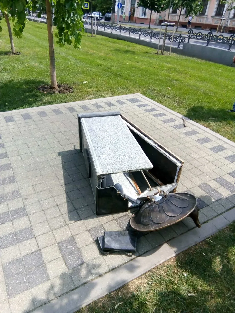 Фонтанчик на аллее Григоре Виеру разрушен среди бела дня