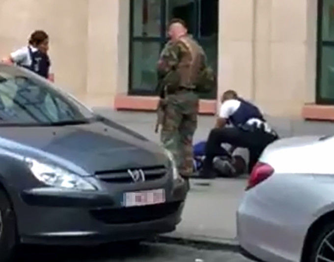 Bărbat ucis în Bruxelles, după ce a atacat soldați cu o macetă