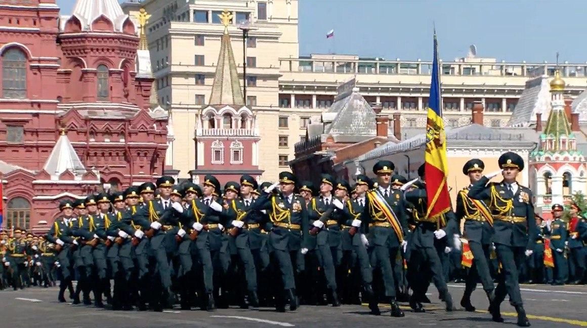 Молдавские военнослужащие прошли по Красной площади на параде в Москве