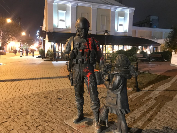 В Крыму облили краской памятник "вежливым людям"