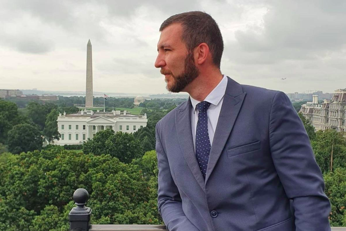Спикер Зеленского в США "подурачился" на фоне Монумента Вашингтона