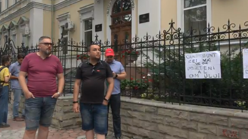 Перед митрополией протестующие требовали наказать Валуцу